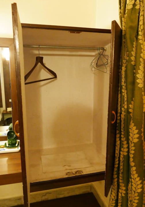 Kleiderschrank Hotel Surya