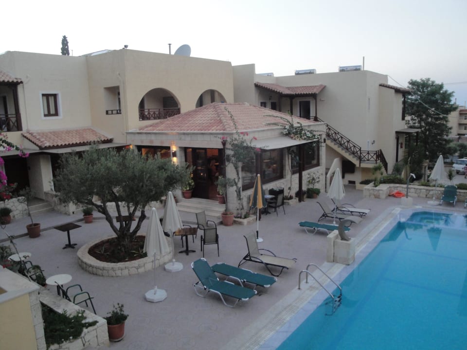 Blick auf Pool und ital. Taverne Cactus Beach