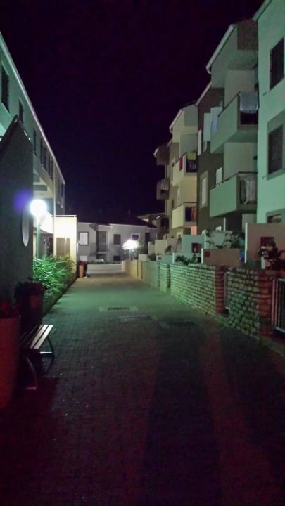 Weg in der Ferienanlage, September 2013 Park Plaza Verudela Pula