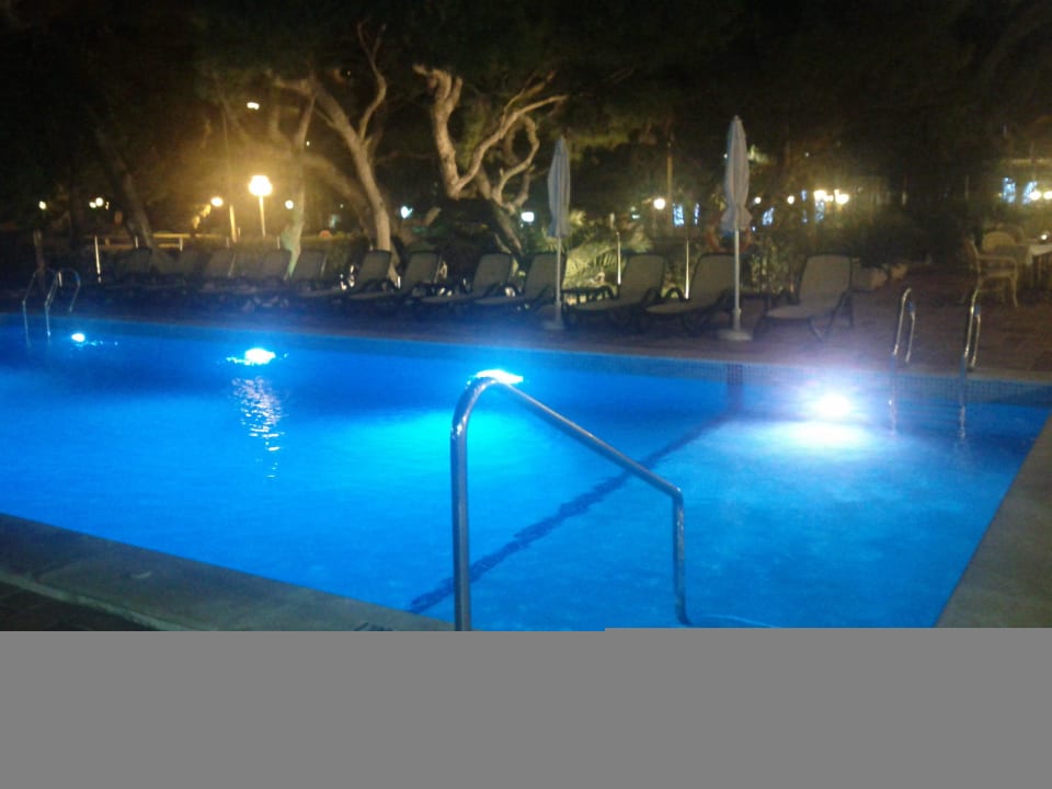 Poolanlage in den Abendstunden  Hotel & Appartements Leman