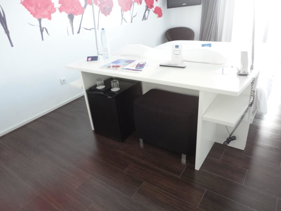 Minibar und Schreibtisch Iberostar Waves Bahia de Palma