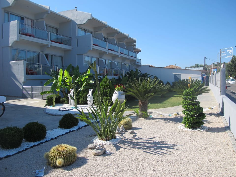 Eingangsbereich mit Blick auf die Zi. re. Flügel Kolymbia Bay Art Adults-only Hotel