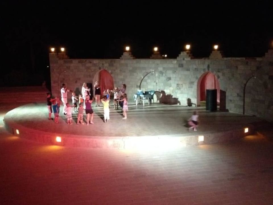 Animacja w amfiteatrze Pensée Royal Garden Beach Resort