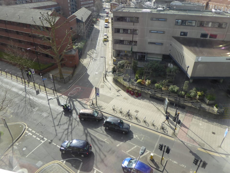 Verkehrsreiche Straße vor dem Haus Hampton by Hilton London Waterloo