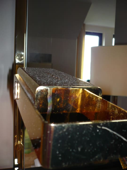 Deutliche Staubschicht auf der Nachttischlampe Berghotel Johanneshöhe