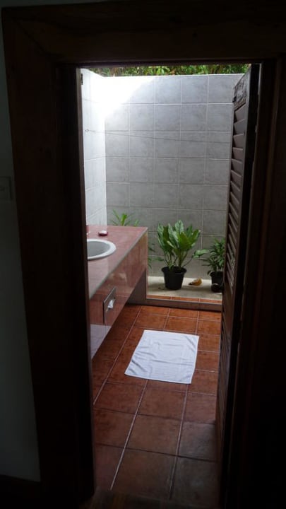 Bad im Standardbungalow NH Collection Maldives Reethi Resort