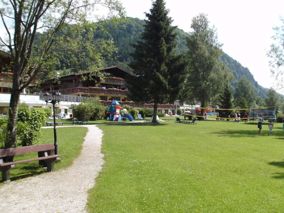 Der sauber angelegte Garten am See Hotel Bellevue am See