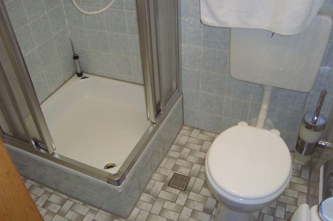 Toilette und Dusche Hotel Lahnblick