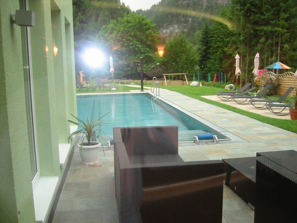 Blick vom Panorama-Ruheraum auf den Außenpool Lürzerhof - luxury.nature.spa
