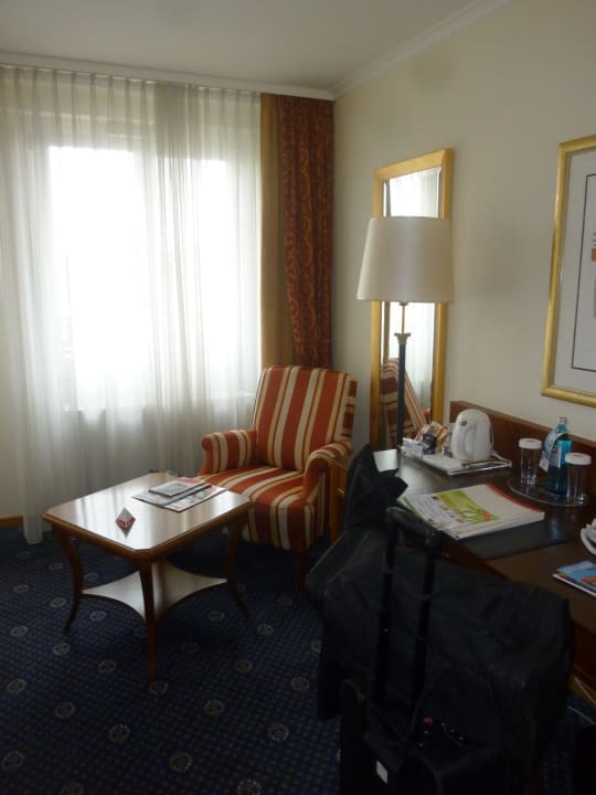 Sessel und Schreibtisch HYPERION Hotel Berlin