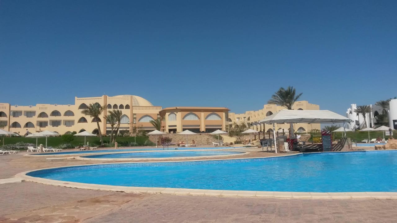 Der große unbeheizte Pool (3 m tief!) Three Corners Equinox Beach Resort