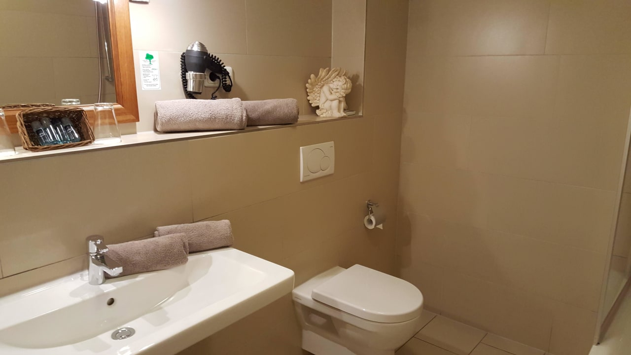 Badezimmer im Prestige Zimmer Hotel Ampervilla