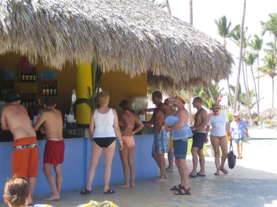 Die Poolbar war öfters voll. Na und! Royalton Splash Punta Cana
