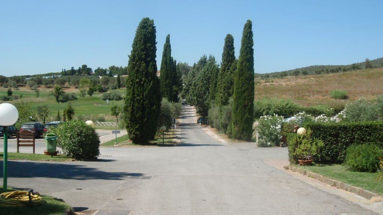 Einfahrt Hotelanlage Il Pelagone Hotel & Golf Resort Toscana