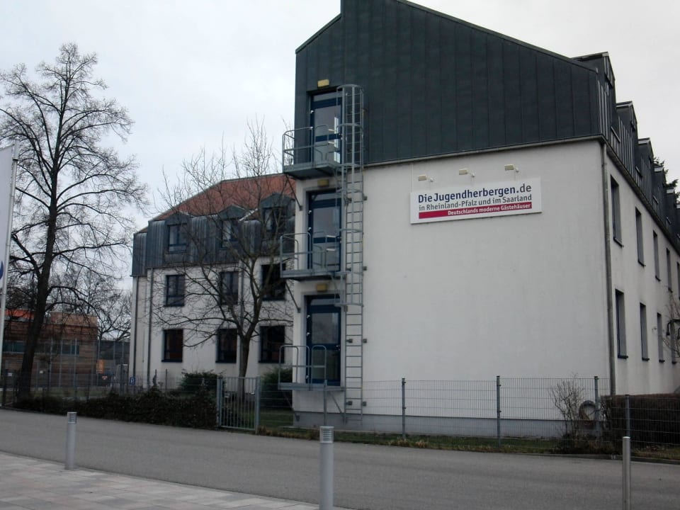 Seitansicht des Jugendgästehauses Kurpfalz-Jugendherberge Speyer