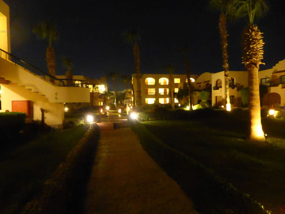 Anlage bei Nacht Ali Baba Palace Hotel