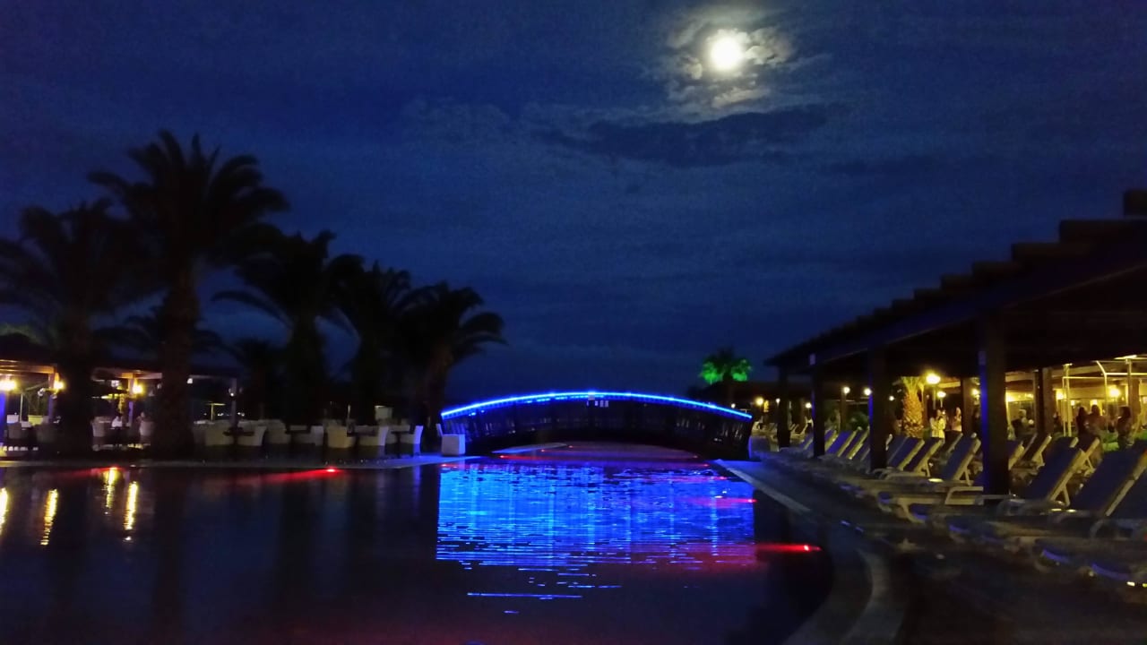 Poolanlage bei Nacht / andere Perspektive Venosa Beach Resort & Spa