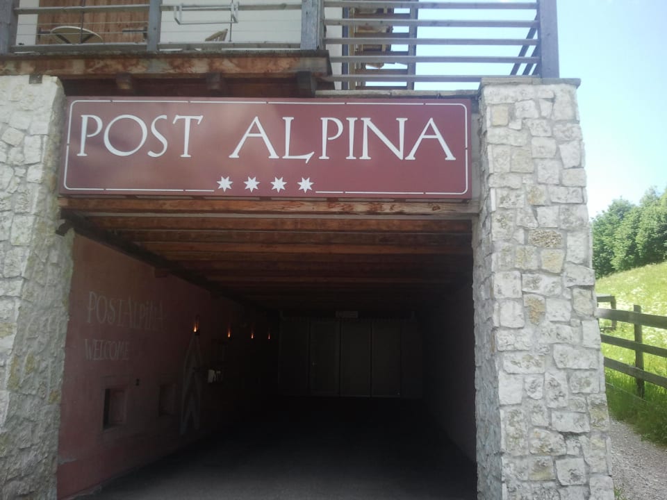 Hoteleingang Post Alpina - Family Mountain Chalets