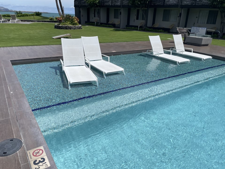 Pool Maui Seaside Hotel