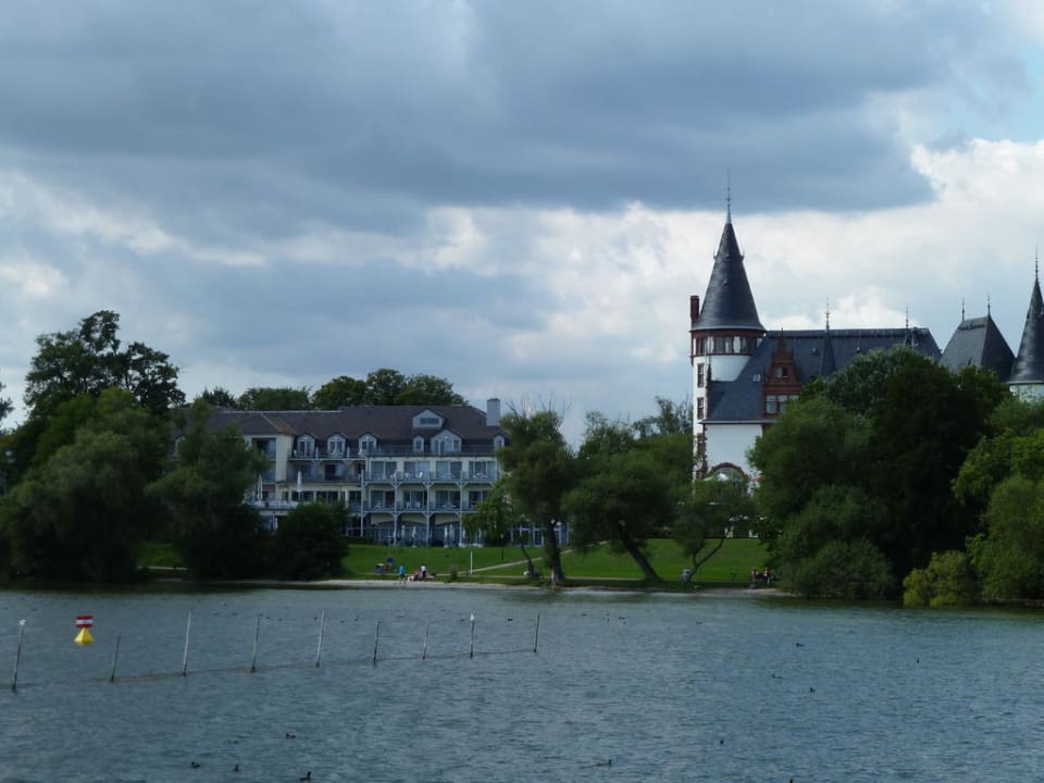 Schlosshotel und Orangerie vom Boot aus Seehotel Schloss Klink