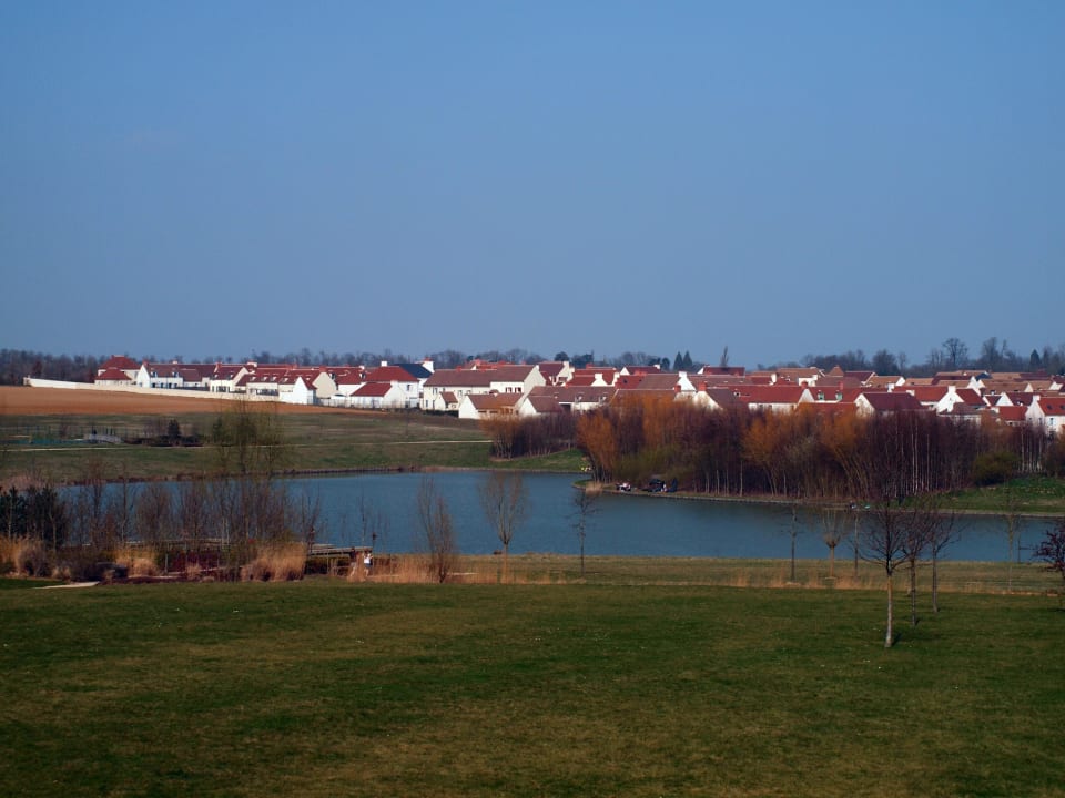 Ausblick auf den See Campanile Val de France