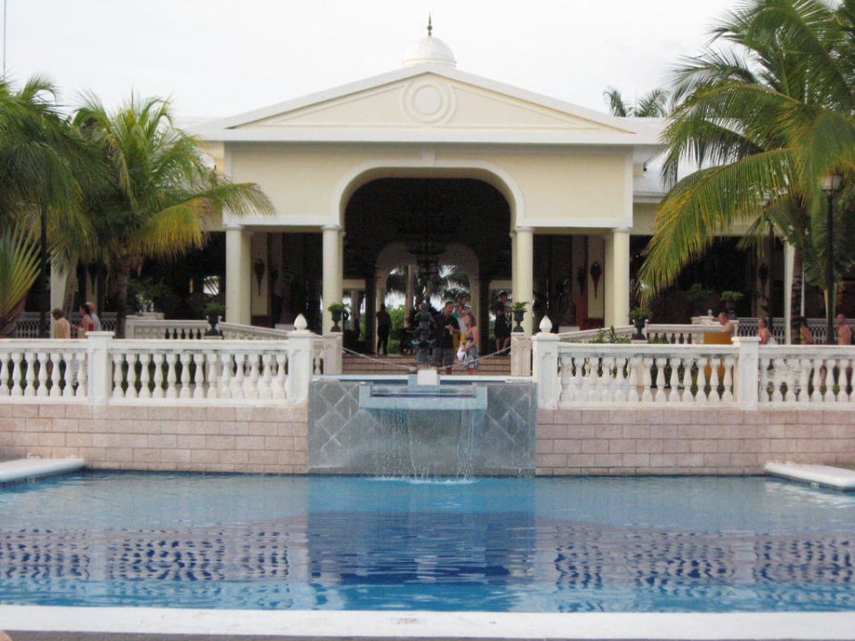Blick über den Pool zum Lobbygebäude Hotel Riu Negril