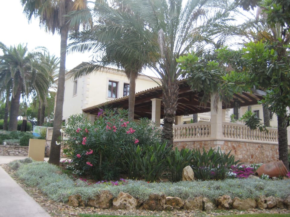 Weg zur Lobby und Eingang ROBINSON CALA SERENA