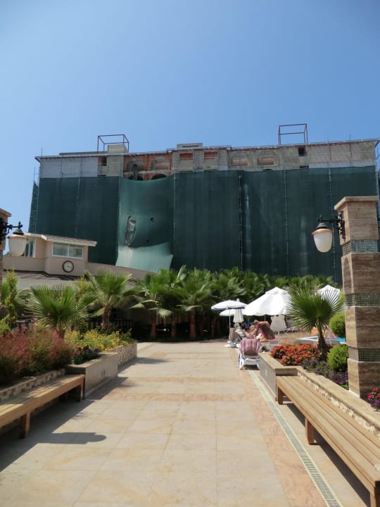 Mit Blick auf die Baustelle Dizalya Palm Garden