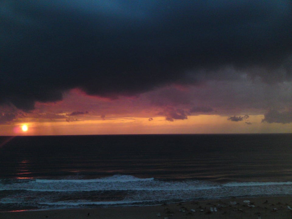 Sonnenaufgang vom Zimmerbalkon aus Sol Luna Bay