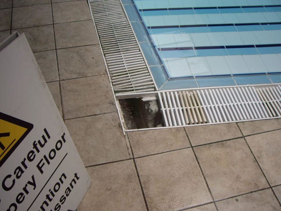 Marode Poolumrandung db San Antonio Hotel + Spa