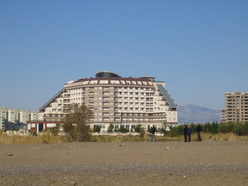 Blick vom Mittelmeer zum Hotel  Saturn Palace Resort Hotel