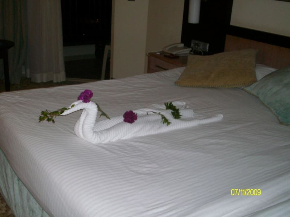 Liebevoll gemachtes Bett Royal Wings Hotel