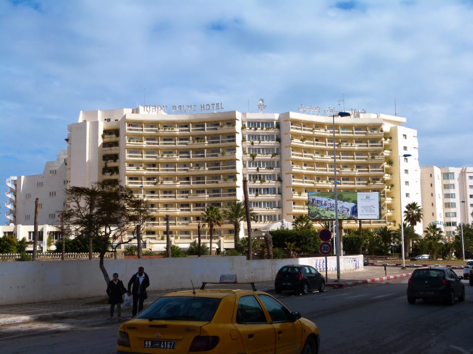 Blick von der Straße auf das Hotel Riadh Palms Resort & Spa