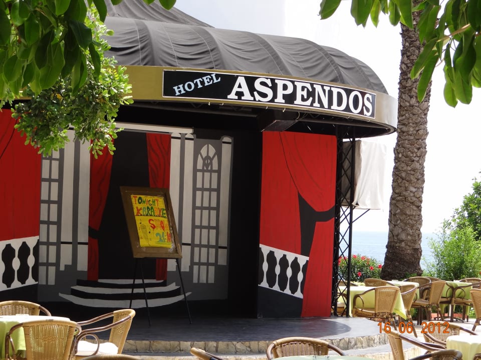 Kleine Bühne für die Abendunterhaltung Yalihan Aspendos