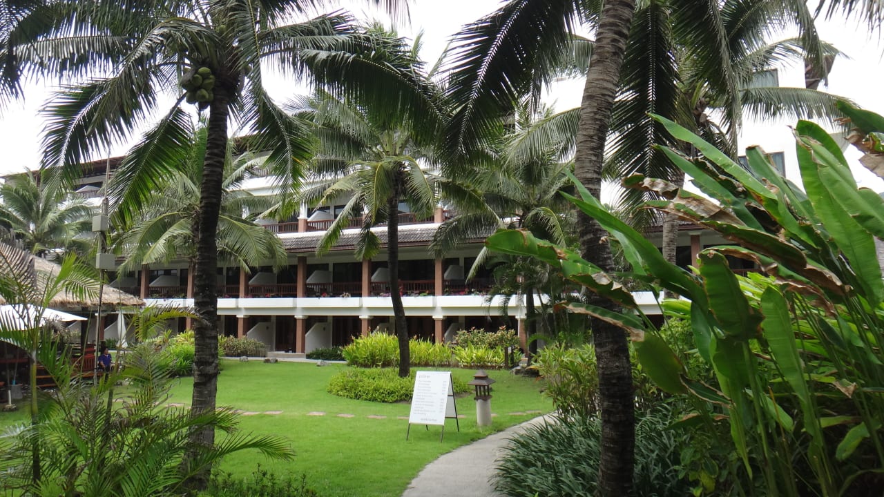 Garten bei Massagehäuschen Sunprime Kamala Beach