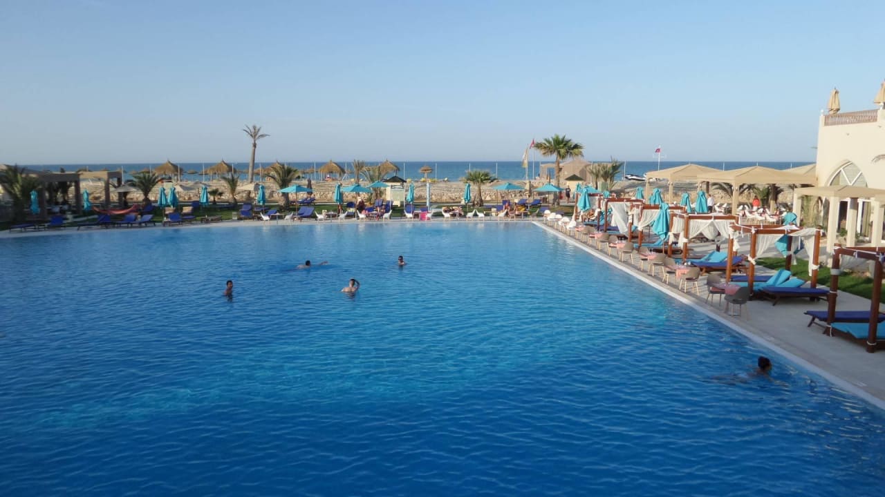 MainPool um 18:10Uhr TUI BLUE Palm Beach Palace Djerba
