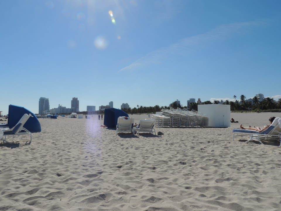 Eigener Strandabschnitt mit Liegen für Gäste The Tides South Beach