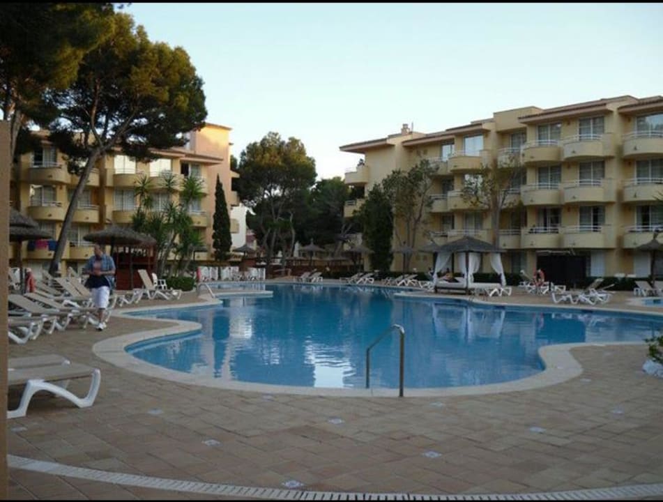 Blick auf Pool und Zimmer Prinsotel La Pineda