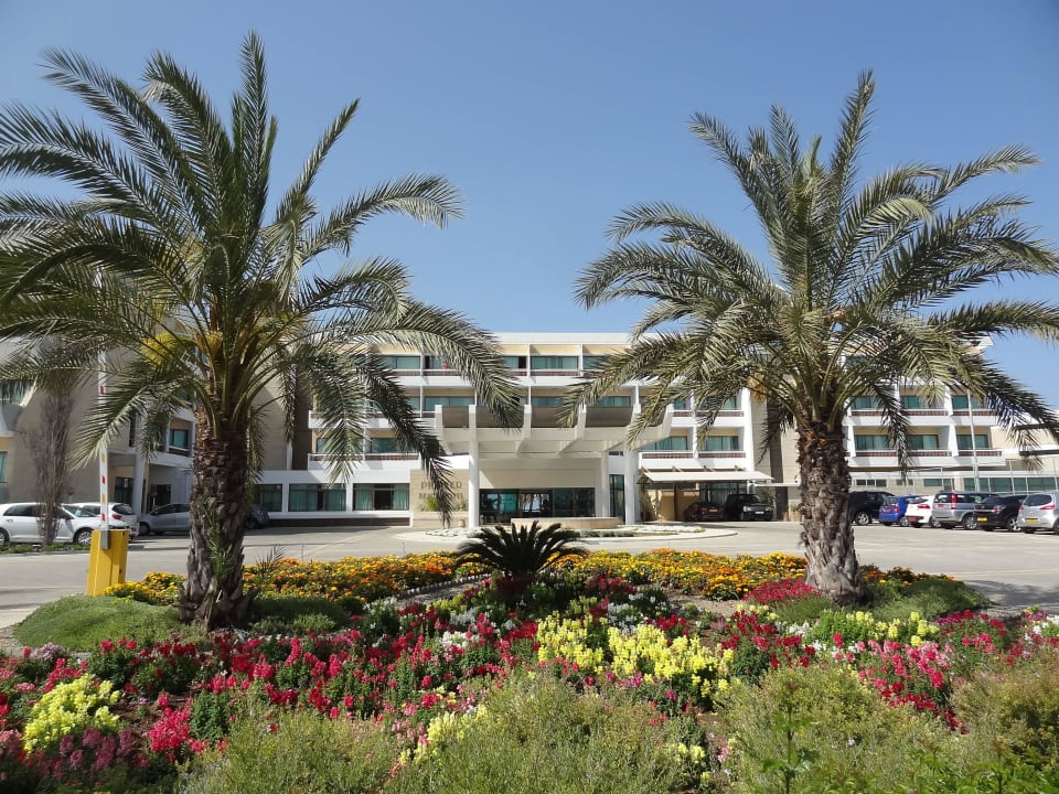 Die Hotelfront, mit Gartenanlage TUI BLUE Pioneer Beach