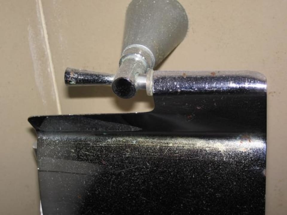 Kaputte Toilettenpapierhalter Mermaid Hotel & Club