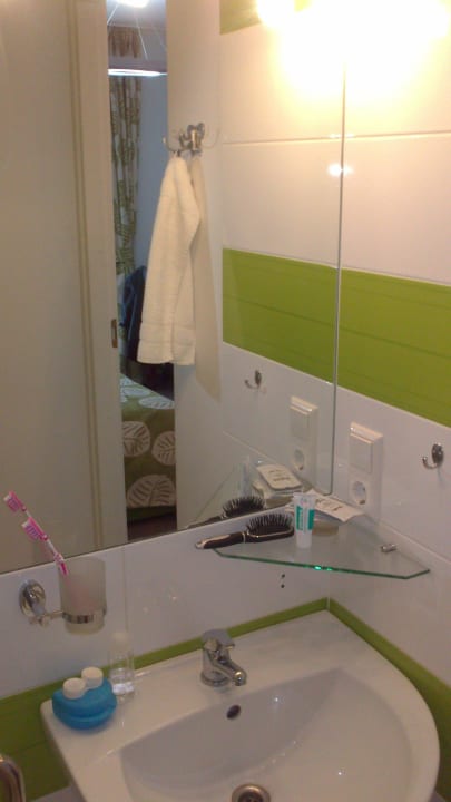 Waschbecken und Spiegel Apartments Vivulskio Vip
