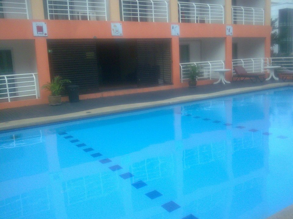 Die Poolanlage befindet sich im 2. Stock Hotel Eastiny Plaza