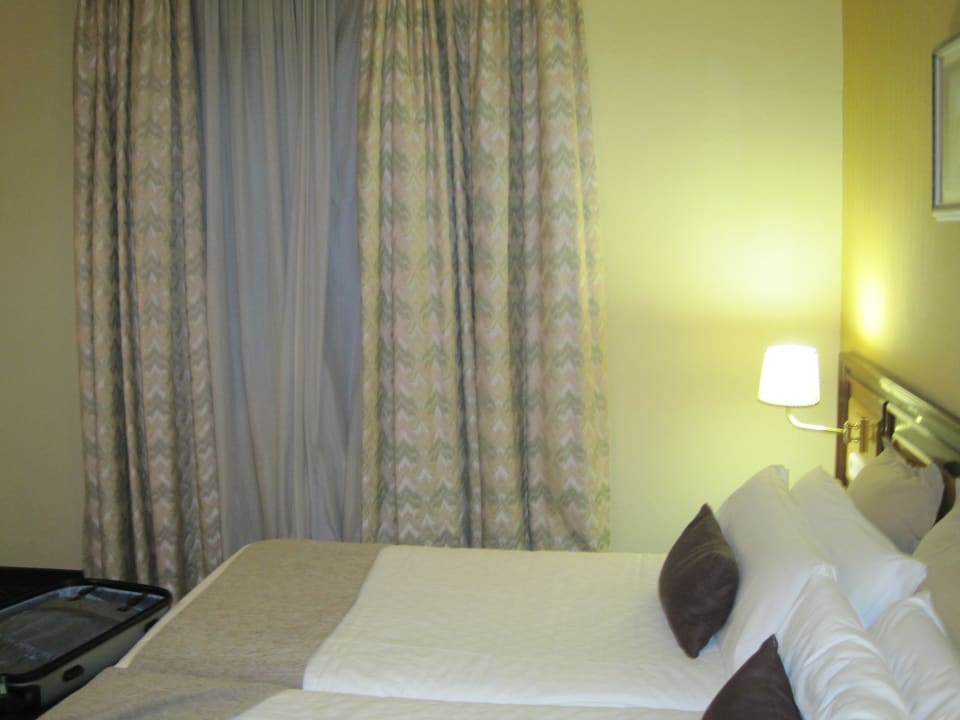 Doppelbett mit Fenster zum Innenhof Hotel Mayorazgo