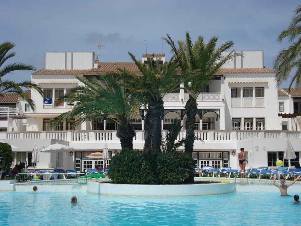 Pool mit Haupthaus Grupotel Club Menorca