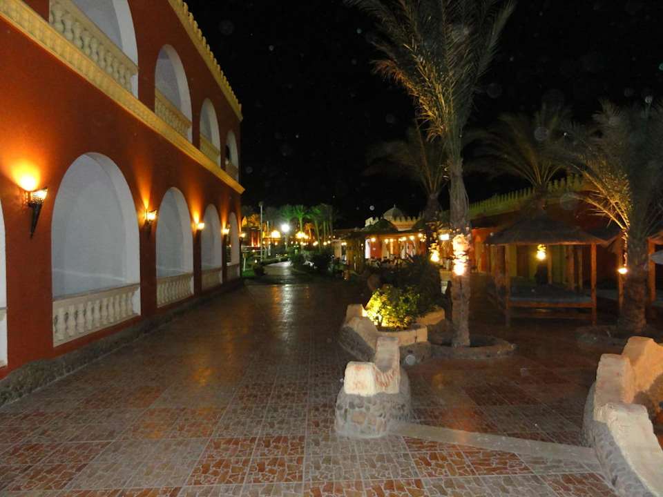 Außenanlage bei Nacht Pickalbatros Alf Leila Wa Leila Resort - Neverland Hurghada