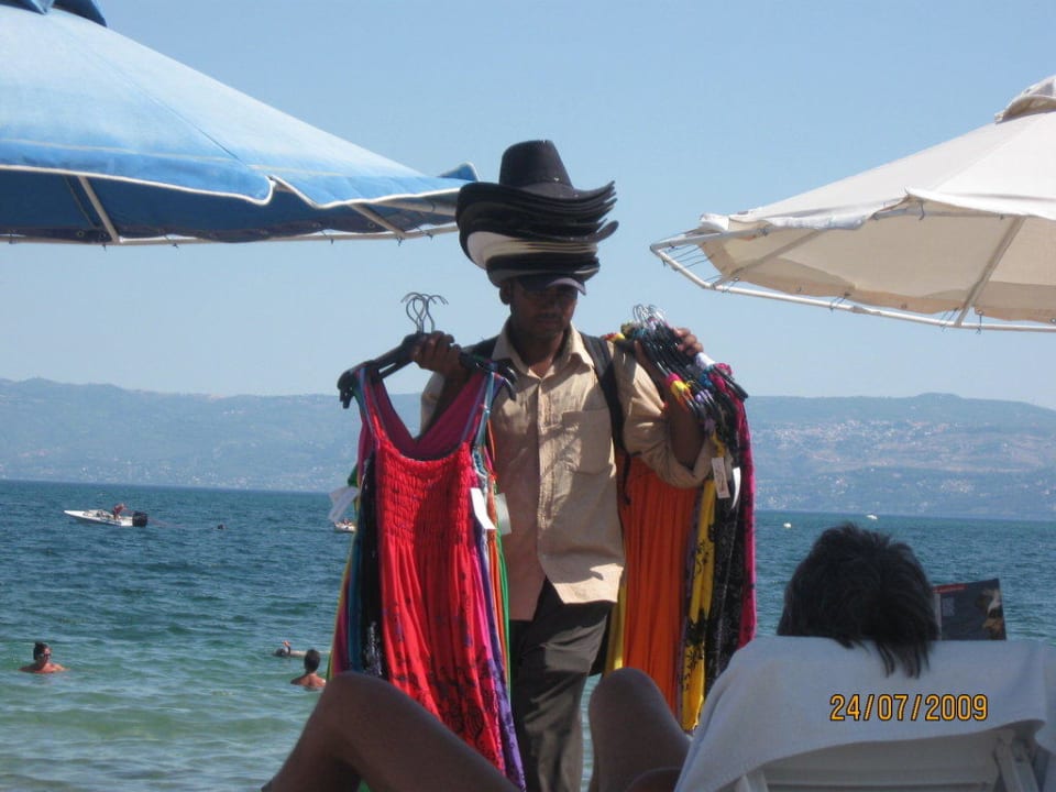 Der Verkäufer fragt alle Gäste am Strand Brown Beach Eretria