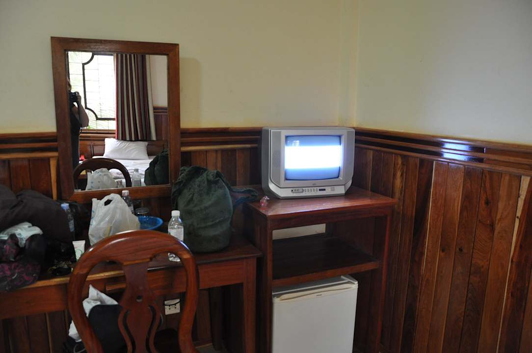 Lodówka i telewizor z lat 90 Hotel Kampong Thom Village