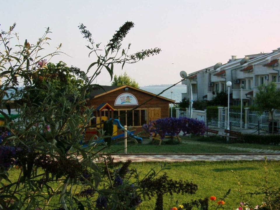 Blick vom Zimmer im Erdgeschoß auf Kids Club Hotel Sineva Beach