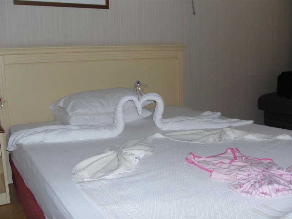 Schön dekoriertes Bett Hane Family Resort