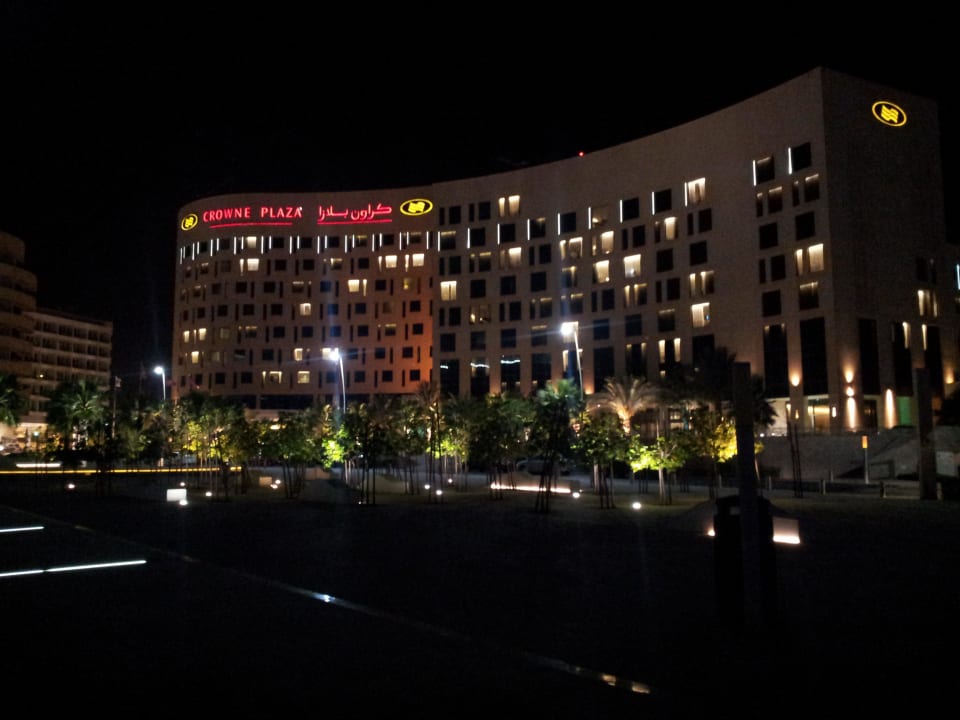 Hotel bei Nacht Crowne Plaza Hotel Yas Island